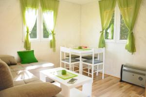 Posezení v ubytování Bungalows Fairy tale + 37 fotografií