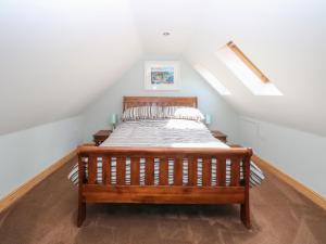 Giường trong phòng chung tại Keepers Cottage