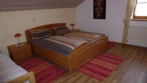 ein Schlafzimmer mit einem großen Holzbett in einem Zimmer in der Unterkunft Ferienwohnung Fernblick in Freyung