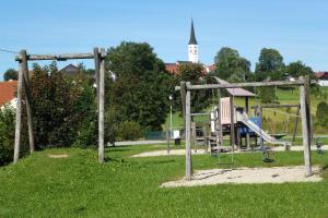 einen Park mit Spielplatz mit Rutsche in der Unterkunft Ferienwohnung Fernblick in Freyung