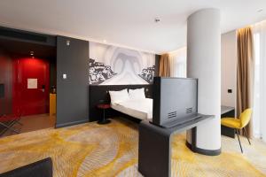 イスタンブールにあるibis Styles Istanbul Merterのベッドルーム1室(ベッド1台、テレビ付)