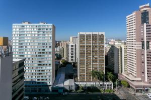 vista su una città con edifici alti di Roochelle Hotel by Nobile a Curitiba