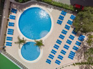 widok na basen z niebieskimi krzesłami w obiekcie Aparthotel BCL Levante Lux w mieście Benidorm