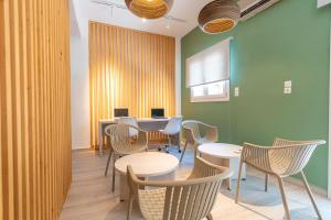 Pokój ze stołami i krzesłami oraz zielonymi ścianami w obiekcie Paraskevas Boutique Hotel w mieście Tyros +37 zdjęć