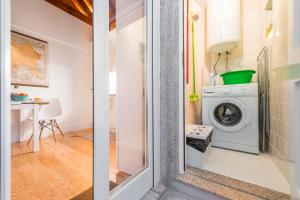 Home in Porto - Cozy 2BR Duplex by LovelyStayにあるバスルーム
