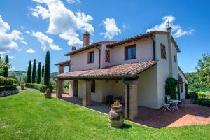 a house with a large yard with a patio at Villa Lionella Country Resort in Montaione