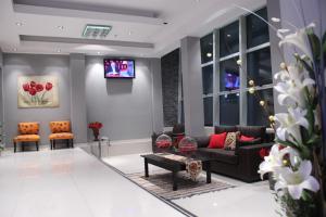 a living room with a couch and a tv at Hotel Identidad in Corrientes