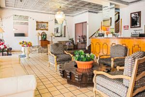 - une salle d'attente avec des chaises et une table dans l'établissement OYO Historic Cameron Hotel Brownsville I-69E, à Brownsville