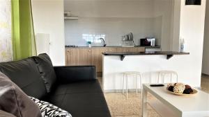 夫隆特拉的住宿－Apartamentos Los Arroyos，带沙发的客厅和厨房