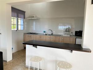 夫隆特拉的住宿－Apartamentos Los Arroyos，厨房配有柜台和2张凳子