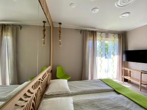 1 Schlafzimmer mit 2 Betten und einem Flachbild-TV in der Unterkunft Willa Onyks Pokoje in Jastrzębia Góra