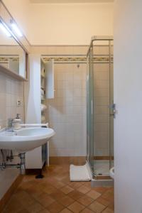 un baño con lavabo y ducha en Due Passi, en Capri