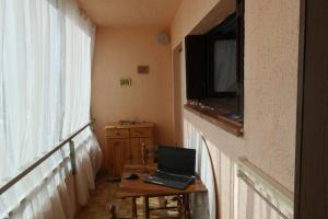 TV a/nebo společenská místnost v ubytování Face port Plage à 350m joli T2 clair 4 couchages avec parking privé, draps serviettes non fournies