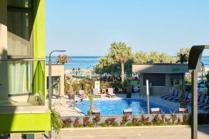 Bazén v ubytování Sun & Fun Apartment in SPA Pools Resort nebo v jeho okolí