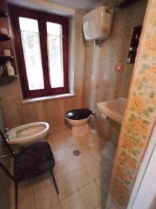 uma casa de banho com um WC, um lavatório e uma banheira em Tra grilli e cicale em Deruta