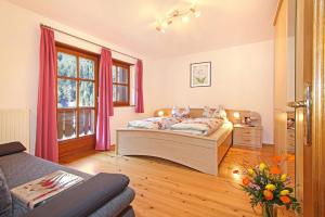 Una cama o camas en una habitación de Prackfiedererhof