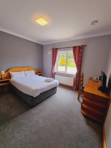 Een bed of bedden in een kamer bij Ardilaun Guesthouse Self Catering