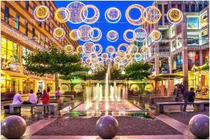 Una fuente en una ciudad con luces de Navidad en Tiffany apartment in the center en Dnipró