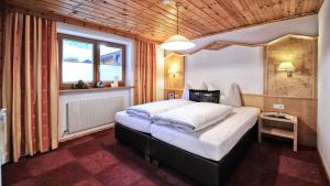 a bedroom with a large bed in a room at Mountain Apartments - living by Salner in Ischgl