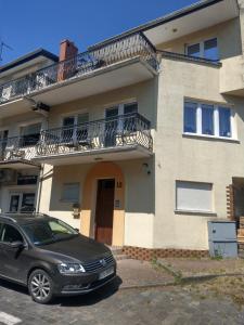 un'auto parcheggiata di fronte a una casa di Pokoje Ustka Pogodna 12 a Ustka