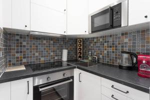 Nhà bếp/bếp nhỏ tại 16 C&J's apartment