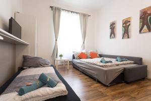 uma sala de estar com duas camas e um sofá em 16 C&J's apartment em Viena