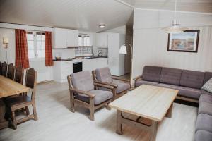 - un salon avec un canapé, une table et des chaises dans l'établissement Hovden Høyfjellsenter, à Hovden