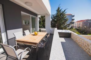 Afbeelding uit fotogalerij van Tomana Deluxe Duplex Apartment with Jacuzzi in Novalja