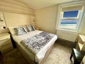 1 dormitorio con cama y ventana con vistas al océano en The Royal Boston Hotel, en Blackpool