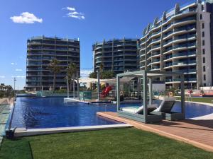 Bazén v ubytovaní SEA SENSES - Punta Prima - VISTA AL MAR alebo v jeho blízkosti