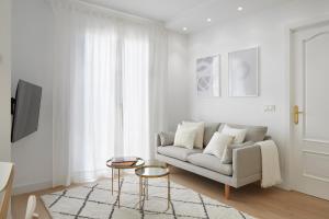 sala de estar con sofá y mesa en Moneo by FeelFree Rentals, en San Sebastián