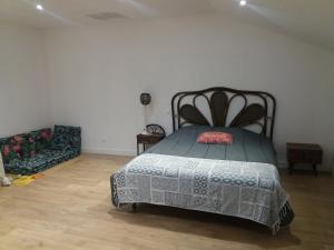 - une chambre avec un lit et une couette noire et blanche dans l'établissement La Poulette, à Montpont-en-Bresse