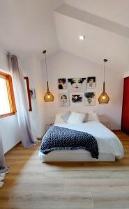 Schlafzimmer mit einem Bett und Bildern an der Wand in der Unterkunft Sunny Duplex in front of Campello beach in El Campello
