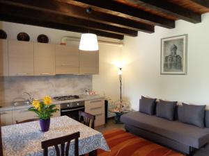A kitchen or kitchenette at Oxy Holiday Home