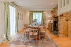 jadalnia ze stołem i krzesłami w obiekcie Colebrook Cottage w mieście Blockley