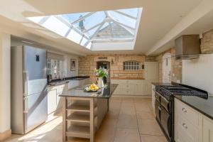 een keuken met een dakraam in het plafond bij Colebrook Cottage in Blockley