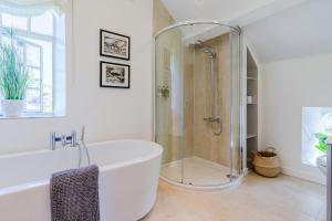 biała łazienka z wanną i prysznicem w obiekcie Colebrook Cottage w mieście Blockley +19 zdjęć