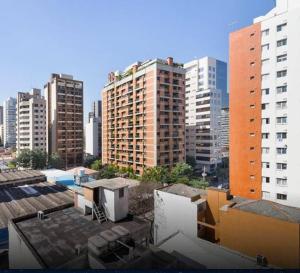 uitzicht op een stad met hoge gebouwen bij Apartamento espaçoso em Pinheiros ao lado do metrô in Sao Paulo