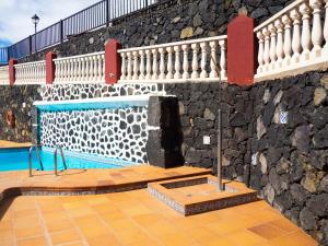 The swimming pool at or close to Alojamiento ISLA BONITA con balcón vista al mar