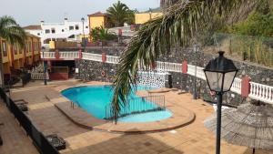 The swimming pool at or close to Alojamiento ISLA BONITA con balcón vista al mar