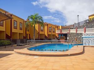 uma piscina em frente a alguns edifícios em Alojamiento ISLA BONITA con balcón vista al mar em Breña Baja