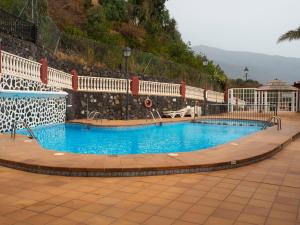 The swimming pool at or close to Alojamiento ISLA BONITA con balcón vista al mar