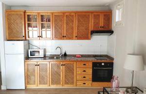 A kitchen or kitchenette at Alojamiento ISLA BONITA con balcón vista al mar