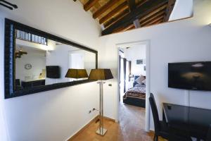 Televízia a/alebo spoločenská miestnosť v ubytovaní Ibernesi - Charming apartment at the Roman Forums