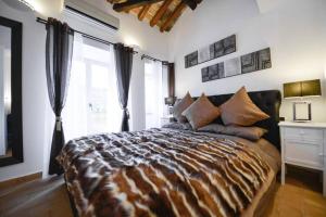 Posteľ alebo postele v izbe v ubytovaní Ibernesi - Charming apartment at the Roman Forums