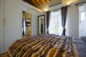 Posteľ alebo postele v izbe v ubytovaní Ibernesi - Charming apartment at the Roman Forums