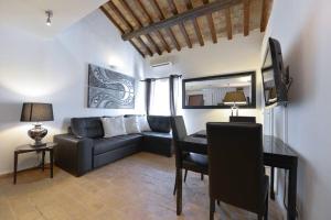 a living room with a couch and a table at Ibernesi - Charming apartment at the Roman Forums in Rome