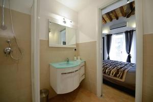 Posteľ alebo postele v izbe v ubytovaní Ibernesi - Charming apartment at the Roman Forums
