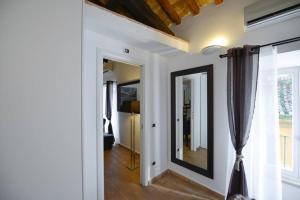Televízia a/alebo spoločenská miestnosť v ubytovaní Ibernesi - Charming apartment at the Roman Forums