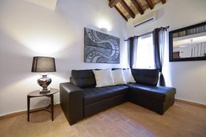 Posedenie v ubytovaní Ibernesi - Charming apartment at the Roman Forums